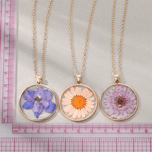 Detailed size comparison of three resin flower pendants with rulers showing 3.2cm diameter
