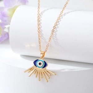 Dettaglio della collana con ciondolo a cuore occhio del diavolo e smalto blu dorato