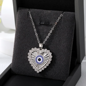 Collana a cuore in argento con pendente malocchio e strass brillanti su base velluto