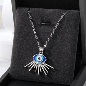 Dettaglio del ciondolo Occhio di Allah in argento con smalto blu in scatola di velluto