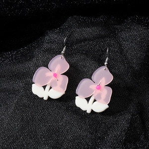Boucles d'oreilles fleurs en acrylique rose pastel avec pétales blancs et crochets argent