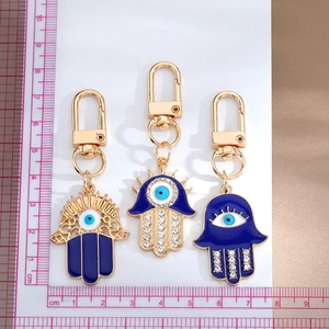 Set de porte-clés main de Fatma doré avec breloques œil bleu en émail et fermoir