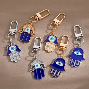 Vue détaillée des porte-clés Main de Fatima et Œil Bleu avec strass brillants