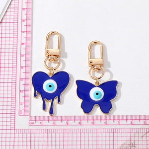 Porte-clés cœur et papillon en émail bleu avec l'œil porte-bonheur et fermoirs dorés