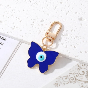 Détail d'un porte-clés papillon bleu avec œil protecteur et fermoir doré
