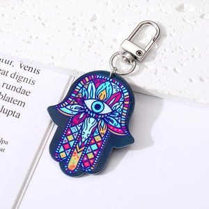 Detail eines Hamsa-Hand-Schlüsselanhängers mit Stammesmustern und bösem Auge