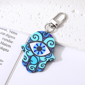 Detailansicht des Hamsa-Hand-Schlüsselanhängers mit blauem Auge und Wirbelmuster