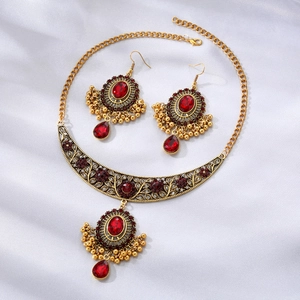 Vintage Indisches Schmuckset mit goldener Quastenkette und roten Kristallohrringen