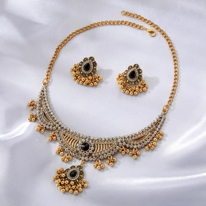 Vintage indisches Schmuckset mit Halskette und Ohrringen auf weißem Satin-Hintergrund