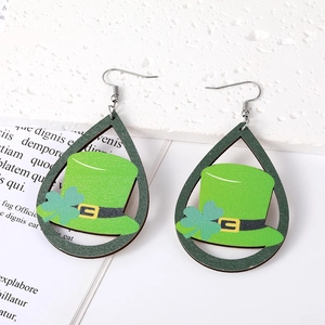 Makroaufnahme von Holzohrringen in Wassertropfenform zum St. Patrick's Day mit Hut