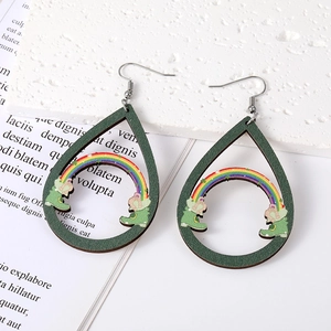 St. Patrick's Day Holzohrringe in Tropfenform mit Regenbogen und Stiefel-Motiv