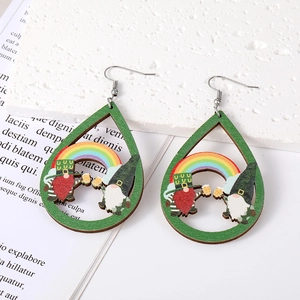 Detailaufnahme der hölzernen Tropfenohrringe mit St. Patrick's Day Zwerg und Regenbogen