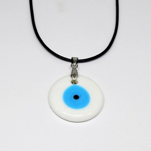 Gros plan du pendentif œil bleu sur disque blanc avec cordon noir de style turc vintage