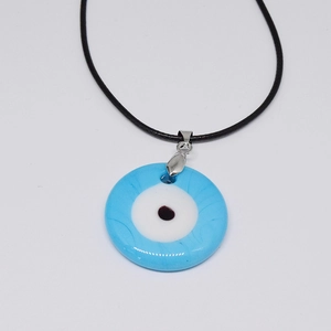 Détail macro d'un pendentif œil maléfique en verre bleu avec un cordon noir