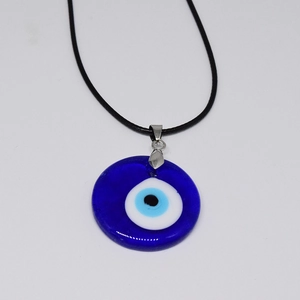 Vue détaillée du pendentif œil bleu en verre avec cordon noir et fermoir argenté