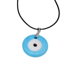 Collier avec pendentif œil bleu classique et cordon noir sur fond blanc épuré