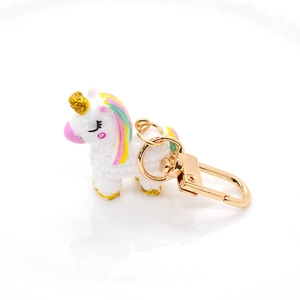Detailaufnahme eines Einhorn-Schlüsselanhängers aus Harz mit goldenem Verschluss und Mähne