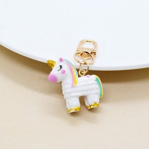 Niedlicher 3D Einhorn Schlüsselanhänger mit Regenbogenmähne und goldenem Karabiner