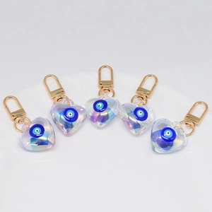 Set di 5 ciondoli a cuore in acrilico con motivi malocchio blu e chiusure a moschettone oro
