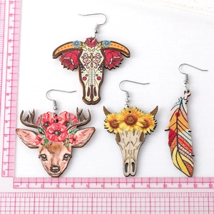 Set orecchini Western Boho con teschio di mucca in legno dipinto e piume