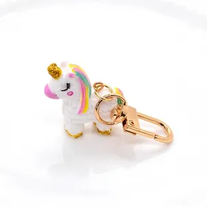 3D Einhorn Schlüsselanhänger aus Harz mit Regenbogenmähne und goldenem Glitzerhorn auf Weiß