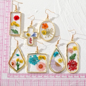 Set di orecchini in resina con fiori veri essiccati in varie forme e ganci dorati