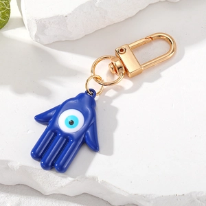 Detalle de la mano de Fátima azul con ojo turco y cierre de metal dorado elegante