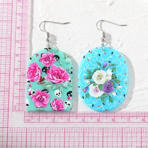 Retro-Ohrhänger aus Acryl mit Totenkopf, Blumen und LOVE-Schriftzug im asymmetrischen Stil