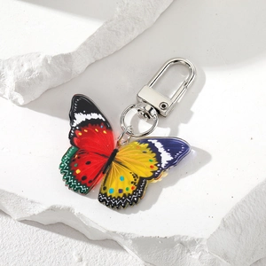 Nahaufnahme von bunten Schmetterling-Schlüsselanhänger mit Acryltextur und Metallclip