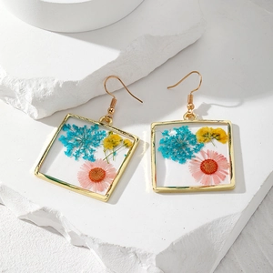 Orecchini a goccia quadrati in resina con fiori secchi colorati e montatura dorata