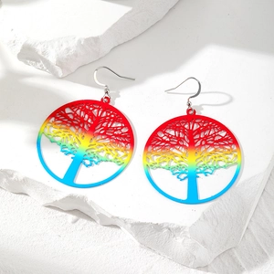 Regenbogen-Baum des Lebens Ohrringe mit Hohlraum-Design auf weißem Steinständer