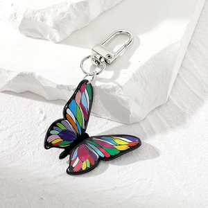 Detailansicht bunter Schmetterling Schlüsselanhänger mit bemalten Flügeln und Karabiner