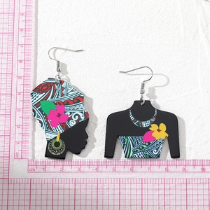 Ohrringe mit afrikanischer Frauensilhouette aus schwarzem Acryl mit Tribal-Blumenmuster