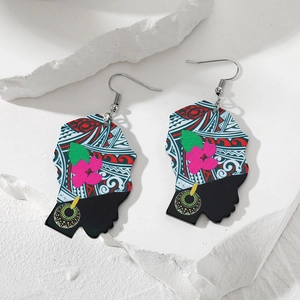 Ethno-Ohrringe mit afrikanischem Frauenprofil aus schwarzem Acryl und Blumenmuster