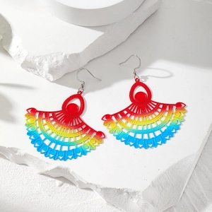 Detail der bunten fächerförmigen Ohrhänger mit Regenbogenverlauf und Silberhaken