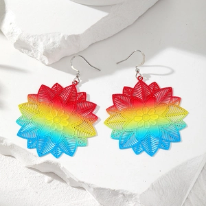 Makro-Detail der Regenbogen-Sonnenblumen-Ohrringe mit fein gearbeiteter Metall-Aushöhlung