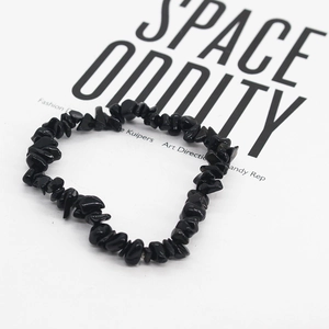 Dettaglio del bracciale elastico bohémien con pietre naturali nere lucide e irregolari