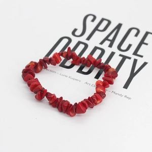 Dettagli di pietre naturali rosse frantumate su un braccialetto elastico boho