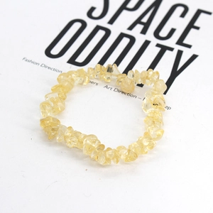 Dettaglio delle perline in citrino giallo naturale su un bracciale boho elastico