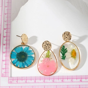 Trois paires de boucles d'oreilles en résine florale avec vraies marguerites séchées