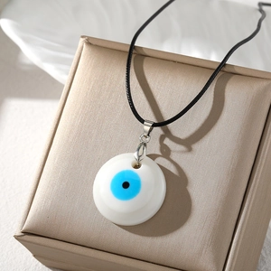 Collier bohème Œil de protection avec pendentif en résine bleue sur cordon noir et boîte