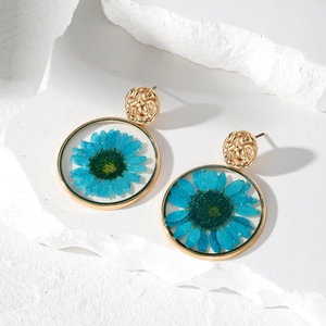Boucles d'oreilles dorées avec véritables marguerites séchées bleues en résine