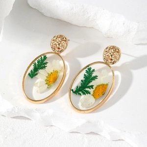 Boucles d'oreilles en résine marguerite et fougère avec clous dorés martelés élégants