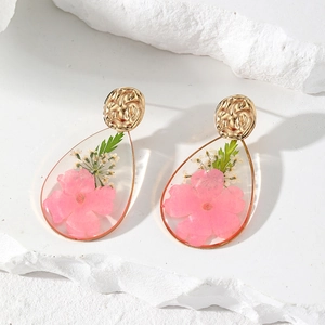 Boucles d'oreilles gouttes en résine avec fleurs séchées roses et attaches dorées martelées
