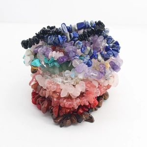 Bracciali bohémien multicolore in pietre naturali frantumate con perline lucide elastiche