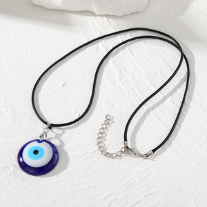Collier oeil maléfique bohème avec pendentif en résine bleue et chaîne en corde tressée