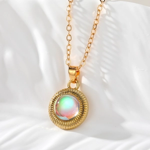 Collier pendentif œil maléfique doré vintage avec opale bleue irisée et texture rayonnante