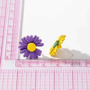 Gänseblümchen-Ohrringe in Lila und Gelb mit matter Lackierung für Frauen