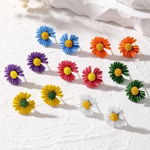 Süße Gänseblümchen-Ohrstecker aus mattem Legierungslack Bunte Kleine Sonnenblumen-Ohrringe Für Damen und Mädchen Täglicher Schmuck