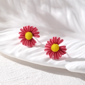Frische matte Gänseblümchen-Ohrstecker in leuchtendem Rosarot und Gelb für Damen